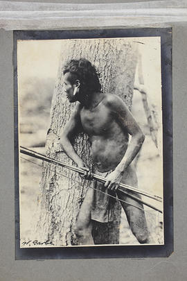 Indígena Botocudo segurando um arco e flecha