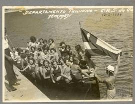 Departamento feminino, dentro de barco, na Praia Saldanhista