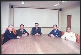 Elcio Alvares, reunido com quatro autoridades militares, após seu mandato