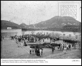 Chegada do general Siqueira Menezes quando do seu desembarque na praça Santos Dumont onde se acha...