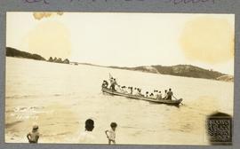 Vista Geral da Baia de Vitória. Pessoas chegando de barco para piquenique do Clube de Regatas Sal...