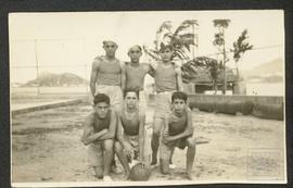 Equipe de basquete infantil do Clube de Regatas Saldanha da Gama. Vê-se ao fundo a baía de Vitória