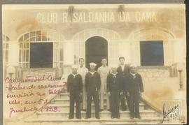 Atletas de natação em frente à fachada do Clube de Regatas Saldanha da Gama. Campeões sul america...