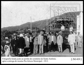 Dr. Jeronymo Monteiro acompanhado de autoridades após a inauguração do cemitério de Santo Antônio