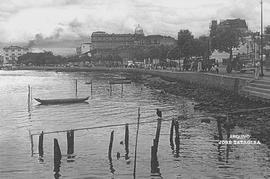 Foto da baía de Vitória, com o Cine Teatro Glória ao fundo