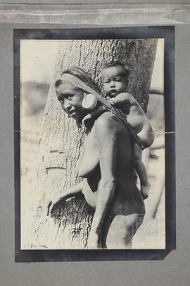 Mulher indígena carregando uma criança