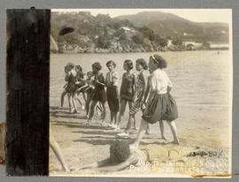Departamento feminino na Praia Saldanhista, vendo-se ao fundo a Ilha da Fumaça