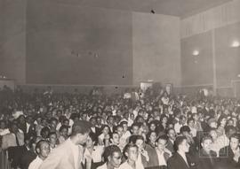 Público aguardando a sessão no interior da sala na inauguração do Cine Capixaba