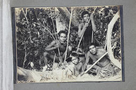 Indígenas Botocudos em meio a árvores posando para uma fotografia