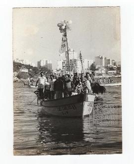 Chegada da imagem de São Pedro da procissão marítima, na Prainha, Guarapari.