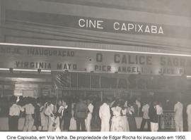 Fachada do Cine Capixaba na noite da inauguração, com pessoas do lado de fora