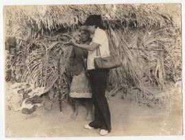 Dra. Francisca Maria Duarte Borges (esposa) atendendo índios numa tribo na região do atual bairro...
