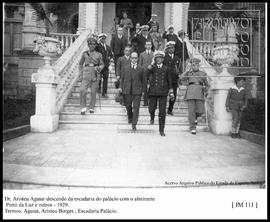 Dr. Aristeu Aguiar descendo da escadaria do Palácio com o almirante Pindo da Luz e outras autorid...