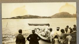 Vista Geral da Baia de Vitória. Pessoas chegando de barco para piquenique do Clube de Regatas Sal...