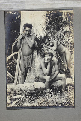 Indígenas botocudos sentados