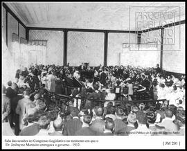 Sala das sessões no Congresso Legislativo no momento em que o Dr Jeronymo Monteiro entregava o go...