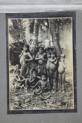 Várias crianças indígenas Botocudos posando para uma fotografia
