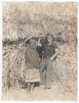 Neuza Nader Borges com índios no atual bairro Coroado em Guarapari