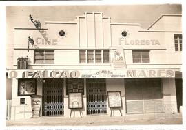 Vista externa do Cine Floresta com anúncio do filme Falcão dos Mares, na cidade de Colatina