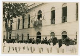 Alunas em formação na frente da Escola Normal Pedro II. Comemorações por motivo da vitória nas Ol...