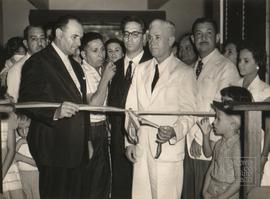 O governador do estado Francisco Lacerda de Aguiar puxa a fita de inauguração do Cine De Lourdes
