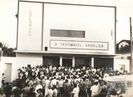 Público aguardando a sessão de inauguração do Cine Colorado, com o filme, Indomável Angélica