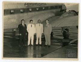 José Celso Claudio posando com mais três pessoas não identificadas antes de embarcar em voo da li...