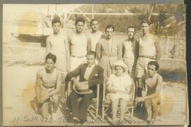 Atletas da equipe de basquete do Clube de Regatas Saldanha da Gama durante torneio interno em pose com a madrinha do time. Vê-se ao fundo a baía de Vitória