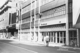 Fachada do Banco Bradesco no espaço onde antes funcionava o cine Juparanã