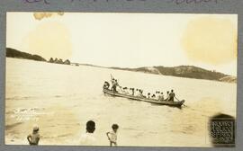 Vista Geral da Baia de Vitória. Pessoas chegando de barco para piquenique do Clube de Regatas Saldanha da Gama