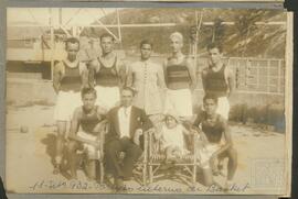 Atletas da equipe de basquete do Clube de Regatas Saldanha da Gama durante torneio interno em pose com a madrinha do time. Vê-se ao fundo a baía de Vitória