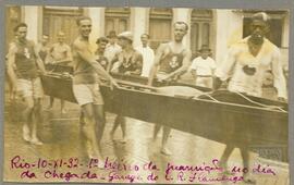 Equipe de remo do Saldanha, em treino no Aterro do Flamengo, no Rio de Janeiro, preparativos para a Prova 'Estados Unidos do Brasil" realizada no Rio de Janeiro (1932) vencida pela equipe de yole a 8, no Barco "Capichaba", do Clube de Regatas Saldanha da Gama. Membros do Clube com o barco "Capichaba"