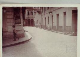 Rua Carlos Gomes; à esquerda Teatro Carlos