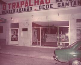 Fachada do Cine Paz, em cartaz o filme o Trapalhão na Ilha do Tesouro