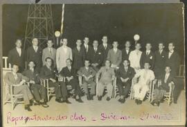 Representantes do clube e diretoria da equipe de remo denominada "Grupo dos Aquáticos" após Prova 'Estados Unidos do Brasil" realizada no Rio de Janeiro (1932) vencida pela equipe de yole a 8, no Barco "Capichaba", do Clube de Regatas Saldanha da Gama