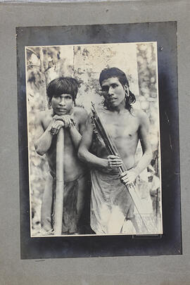 Indígenas Botocudos posando para uma fotografia