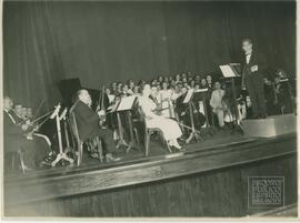 Professor Arnulfo Matos regente da orquestra e consevisão