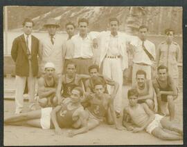 Equipe de Remo do Clube de Regatas Saldanha da Gama na baía de Vitória. Vê-se ao fundo o Penedo