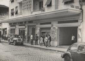 Fachada do Cine São Luiz, em cartaz o filme 3 Tiros para Ringo