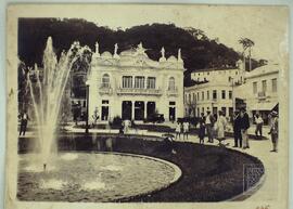 Praça Costa Pereira; ao fundo, Teatro Carlos Gomes