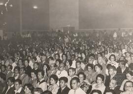 Público aguardando a sessão no interior da sala na inauguração do Cine Capixaba