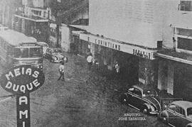 Fachada do Cine Juparanã, em cartaz a comédia O Corintiano.