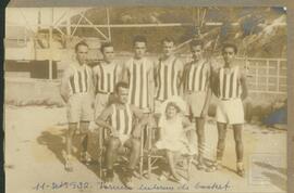 Atletas da equipe de basquete do Clube de Regatas Saldanha da Gama durante torneio interno em pose com a madrinha do time. Vê-se ao fundo a baía de Vitória