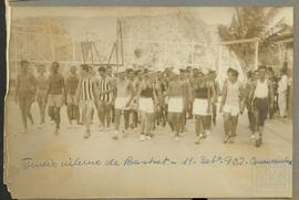 Atletas da equipe de basquete. Torneio interno na cancha de "Bola ao Cesto" do Clube, área externa do Clube de Regatas Saldanha da Gama. Vê-se ao fundo o Penedo