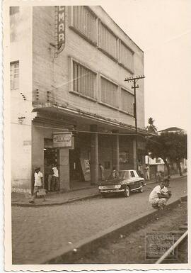 Vista externa do Cine Idelmar, com detalhe do trilho do trem em frente ao prédio