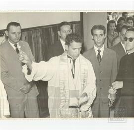 Foto do Padre Alonso abençoando o cinema no dia da inauguração como era comum para a época