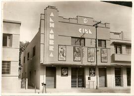 Fachada do Cine Alhambra com os cartazes dos filmes “Mulher Exótica” (1945), “Envolto na Sombra”, “Segredo e Atitude” e “Paixão Selvagem”