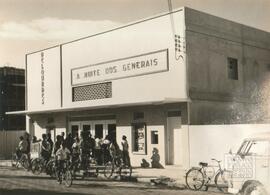 Fachada do Cine Delourdes em dia de inauguração, em cartaz A Noite dos Generais