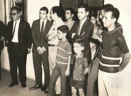 Público assistindo os discursos da inauguração do Cine Colorado