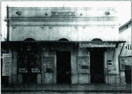 Fachada da construção original do American Cine com os cartazes anunciando os filmes